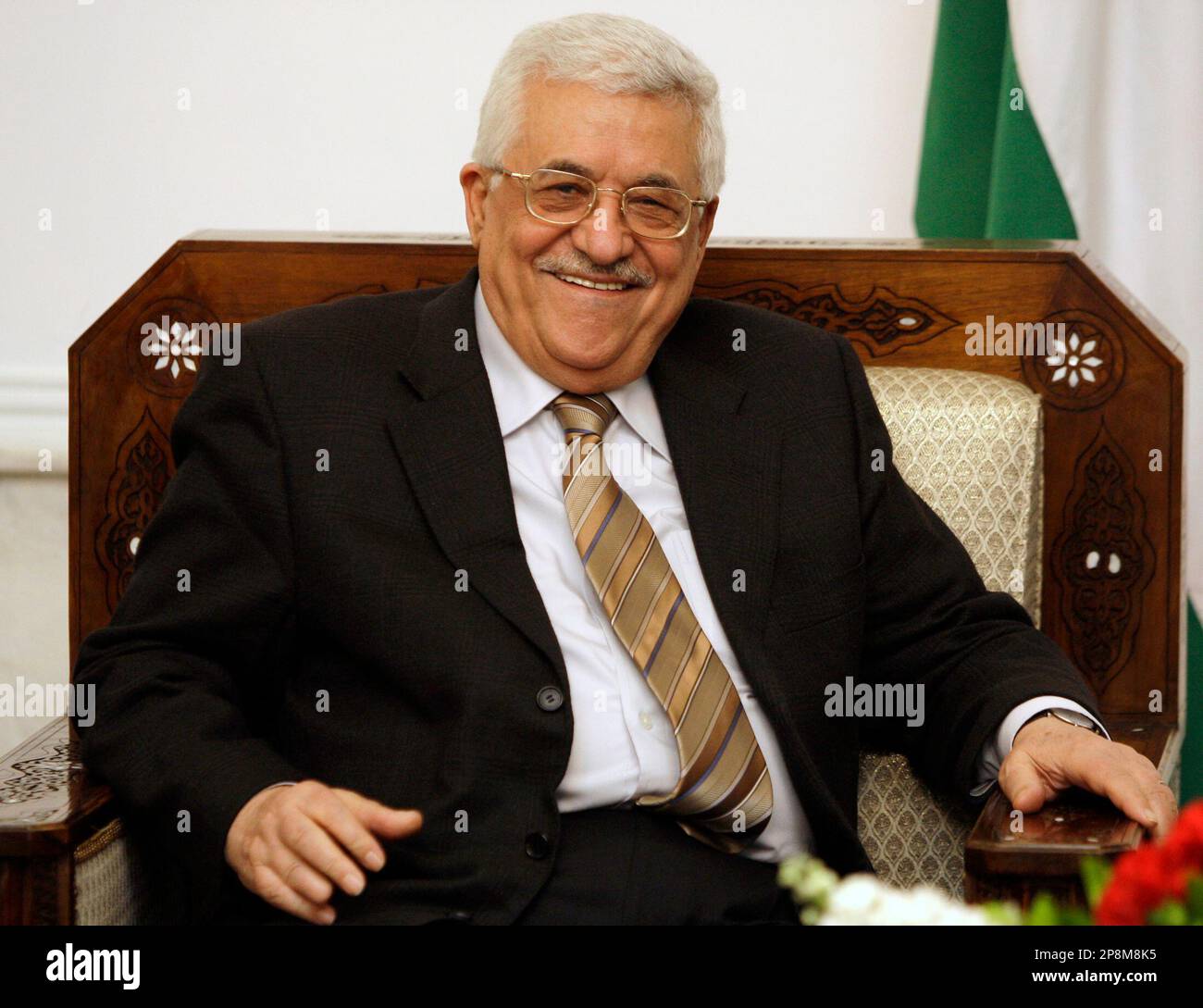 Palestinian President Mahmoud Abbas is seen during his visit to Baghdad, Sunday, April 5, 2009. Palestinian President Mahmoud Abbas sought to repair relations between Palestinians and the Iraqi government and find solutions for Palestinian refugees stranded in camps during his first visit to the country since the 2003 U.S.-led invasion. (AP Photo/Saad Shalash, Pool) Banque D'Images