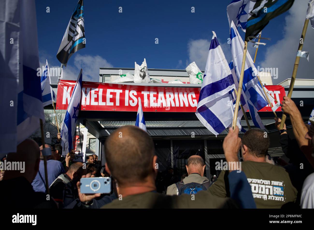 Jérusalem, Israël. 09th mars 2023. Des soldats de la Réserve protestent contre la réforme devant le siège du Forum politique de Kohelet, après avoir placé un blocus sur la porte du bureau. Cinq manifestants ont été arrêtés. Le Forum de Kohelet est le conseiller des plans de réforme judiciaire du gouvernement de Netanyahou à Jérusalem, en Israël, sur 9 mars 2023. (Photo de Matan Golan/Sipa USA) crédit: SIPA USA/Alay Live News Banque D'Images