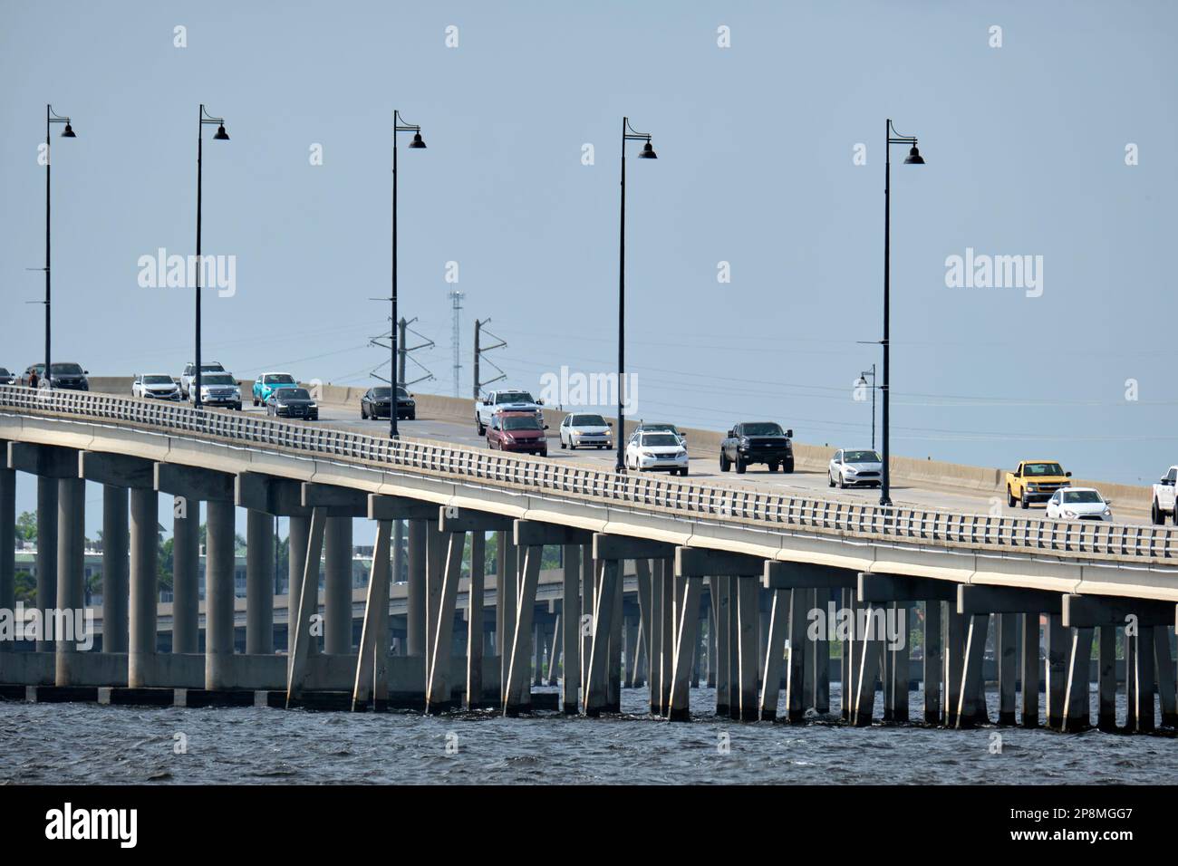 Pont Barron collier et pont Gilchrist en Floride avec circulation en mouvement. Infrastructure de transport dans le comté de Charlotte reliant Punta Gorda an Banque D'Images