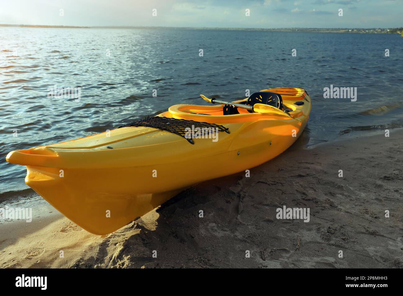 Magnifique kayak jaune moderne avec paddle sur la plage Banque D'Images Magnifique kayak jaune moderne avec paddle sur la plage Banque D'Images