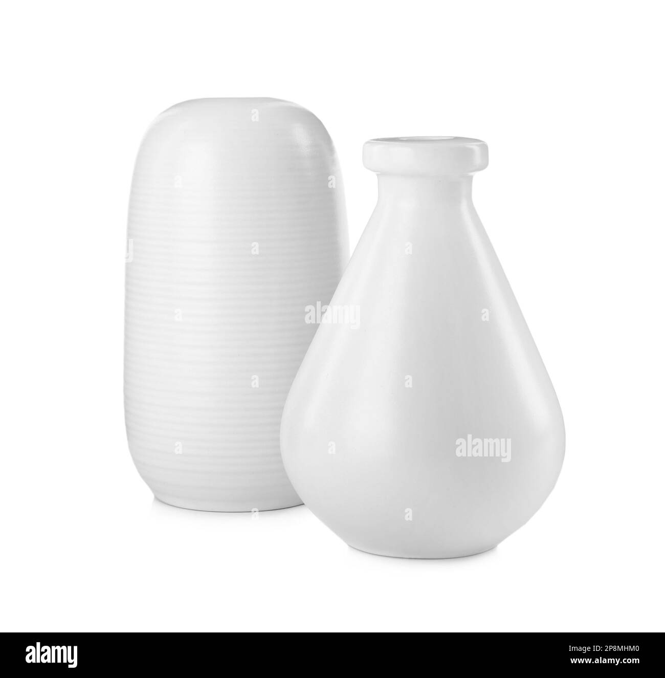 Élégants vases en céramique vides sur fond blanc Banque D'Images