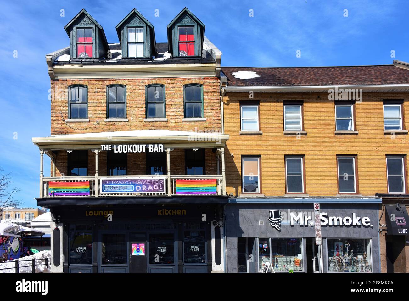 Ottawa, Canada - 5 mars 2023 : rue York dans le marché Byward, avec le bar Lookout, qui présente des spectacles de Drag queens. Loung. Absolut Banque D'Images