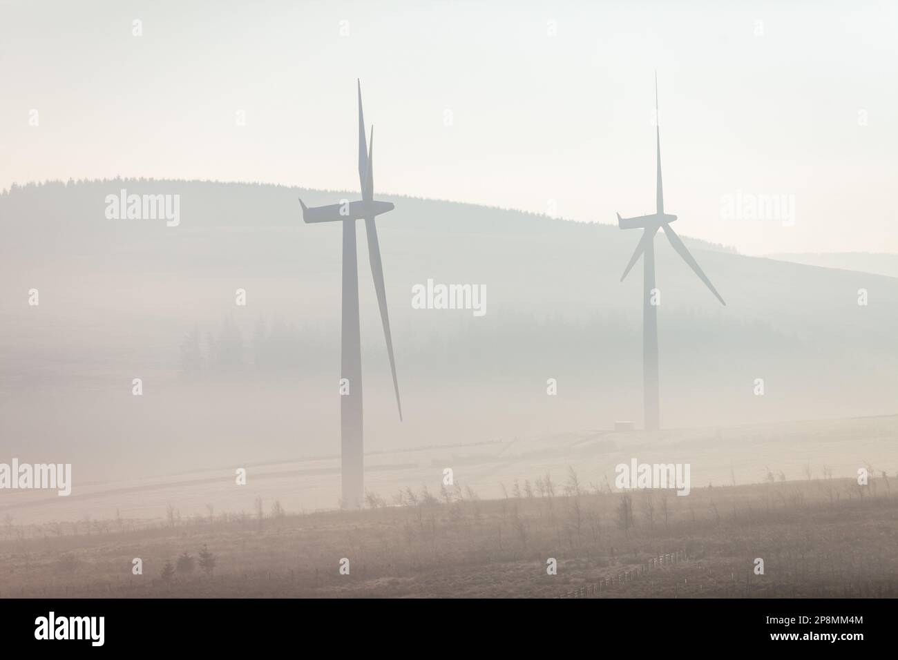 Deux éoliennes en brume aux frontières écossaises Banque D'Images