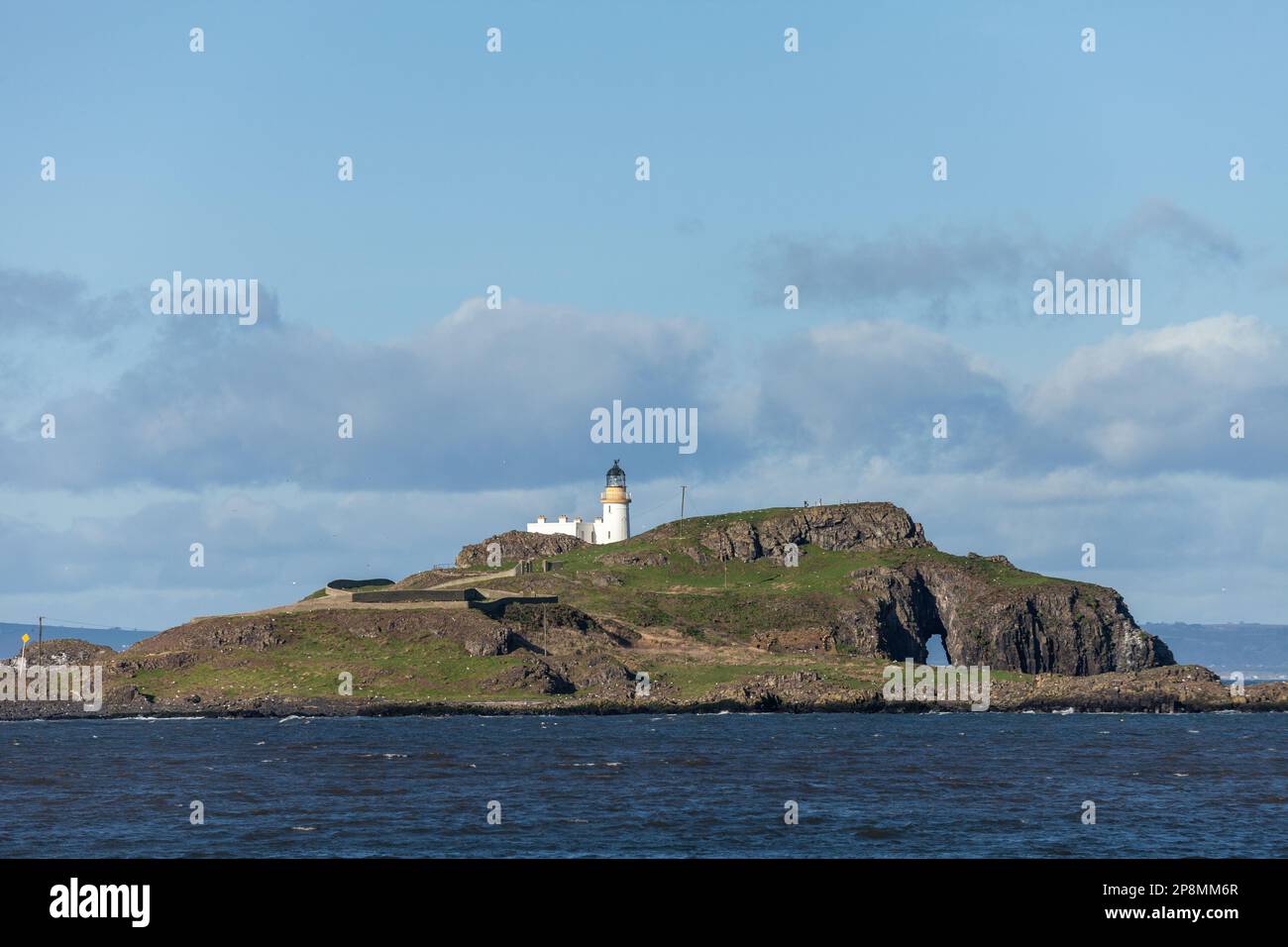 Le phare de l'île Fidra et l'arche de mer ont appelé la « dame dans le voile », Fidra Island, Firth of Forth Scotland Banque D'Images