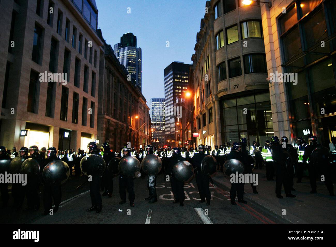 British police officers in riot gear secure the area in central London's City financial district, late Wednesday April 1, 2009. Some 4,000 anarchists, anti-capitalists, environmentalists and others clogged the streets of London's financial district ahead of the G20 leaders' summit in London Thursday. While most of the protests were peaceful, some protesters clashed with riot police during the long-day protests. (AP Photo/Lefteris Pitarakis) Banque D'Images