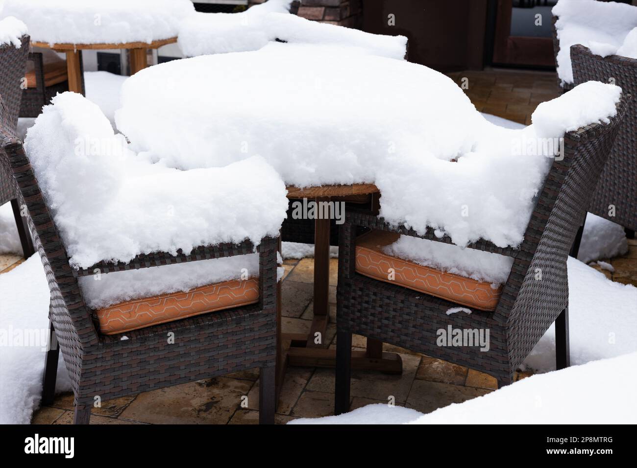 Table de patio et chars enterrés dans la neige profonde après une rare tempête de neige à Sedona, Arizona. Banque D'Images