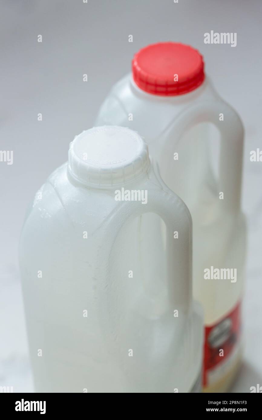 les bouchons de bouteille de lait de couleur deviennent transparents ou blancs pour faciliter le recyclage Banque D'Images