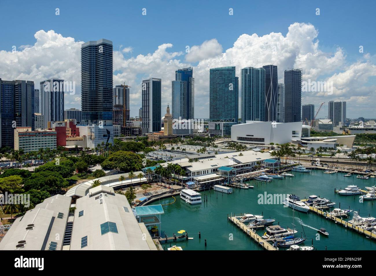 Une vue aérienne de la ligne d'horizon de Miami sur le marché Bayside avec yachts de luxe, USA Banque D'Images