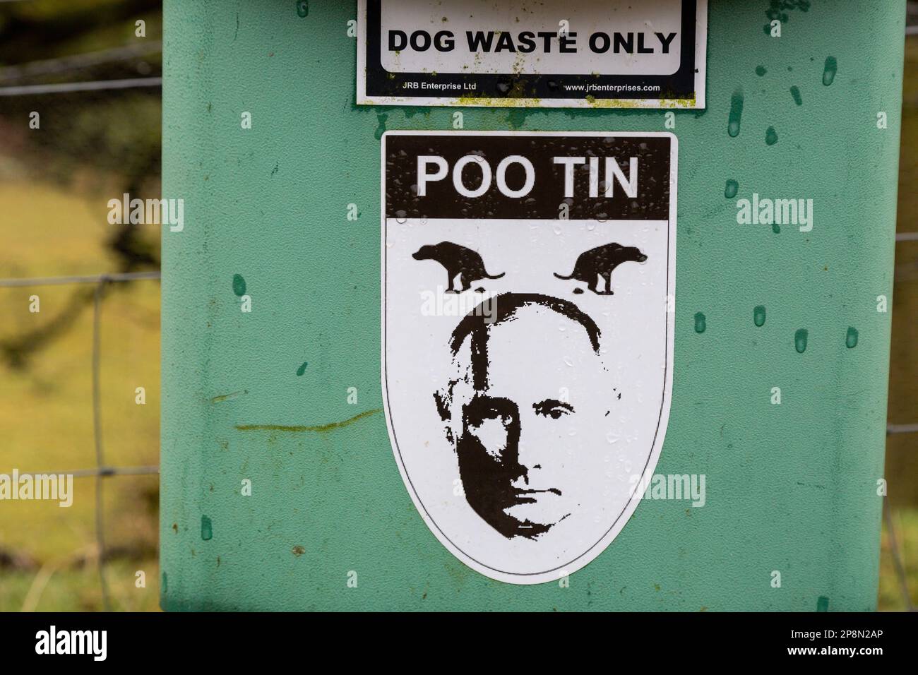 Poubelle pour chiens portant un autocollant anti Vladimir Poutine Poo Tin aux frontières écossaises Banque D'Images