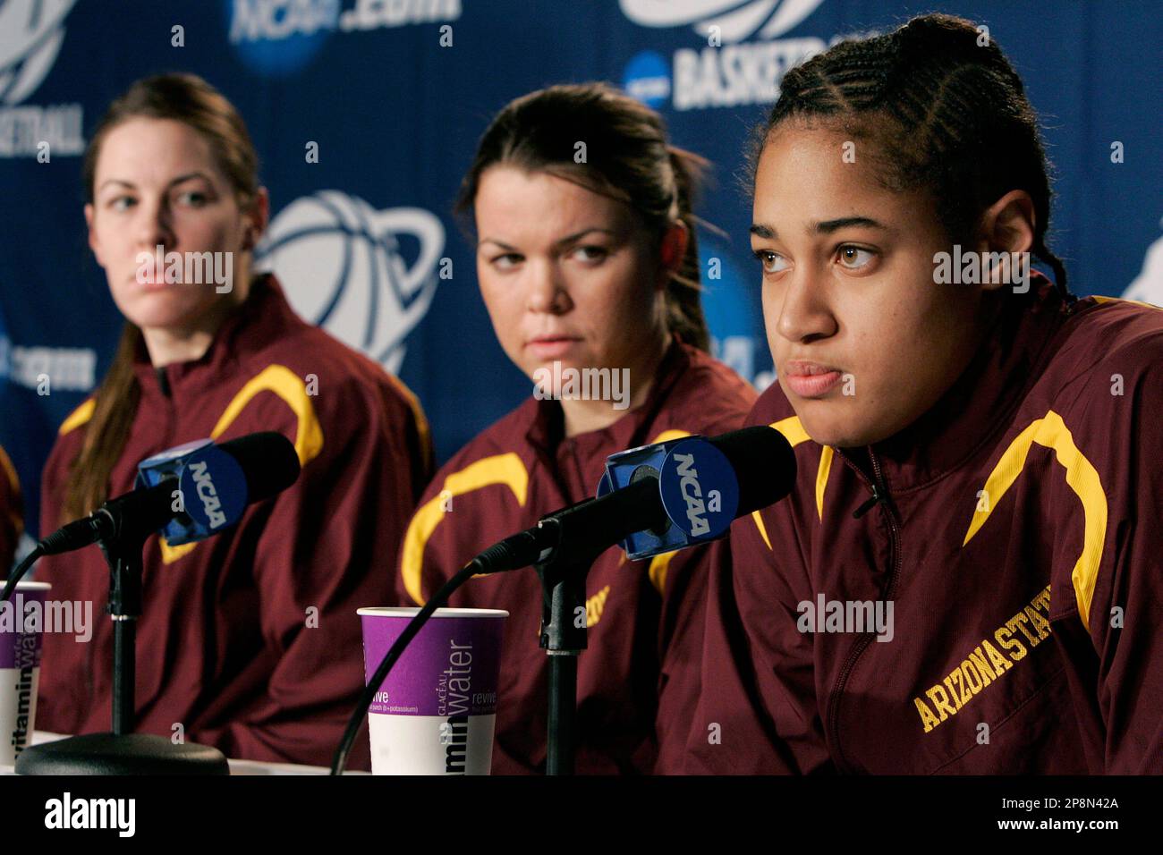 Arizona State teammates Kayli Murphy, left and Danielle Orsillo listen as Sybil Dosty answers a question before practice on Monday, March 30, 2009, at the women's NCAA college basketball regional in Trenton, N.J. Arizona State plays Connecticut in the finals Tuesday. (AP Photo/Mel Evans) Banque D'Images