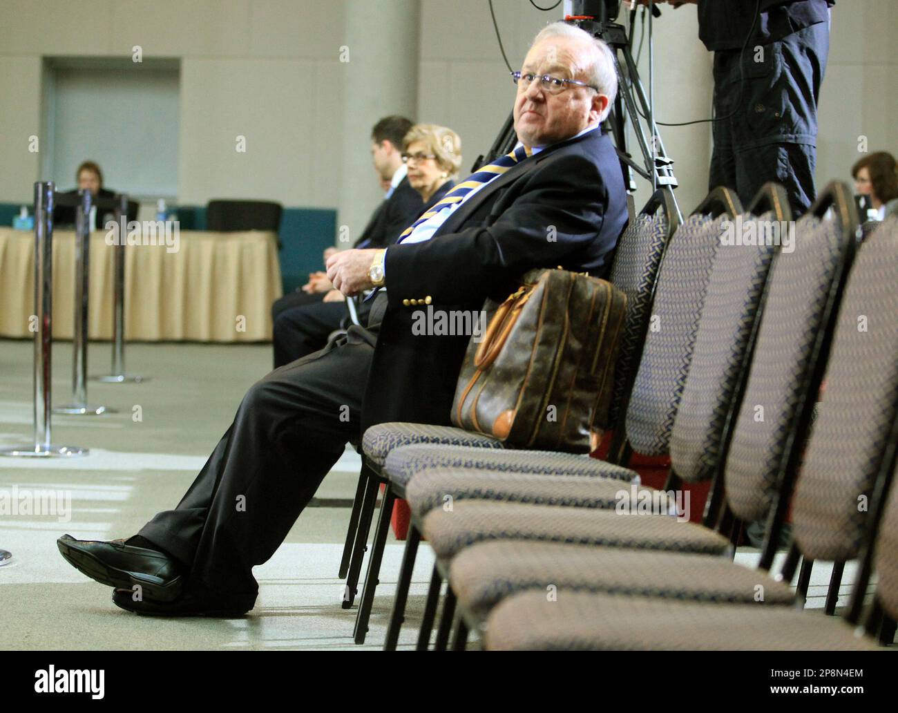 German-Canadian businessman Karlheinz Schreiber waits for the start of the Mulroney-Schreiber hearing in Ottawa on Monday, March 30, 2009. The inquiry is investigating the business relationship between former Prime Minister Brian Mulroney and Schreiber. (AP Photo/The Canadian Press,Patrick Doyle) Banque D'Images