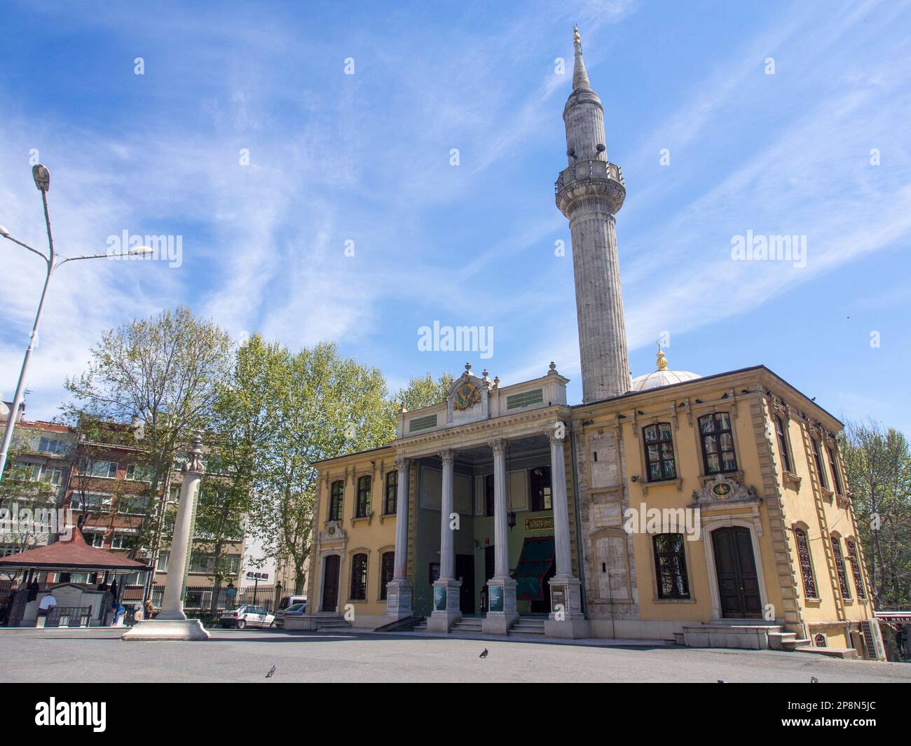 Istanbul, Turquie - avril 2014 : Mosquée Nisantasi Tesvikiye. La mosquée est une structure néo-baroque située dans le quartier de Tesvikiye de Sisli distr Banque D'Images