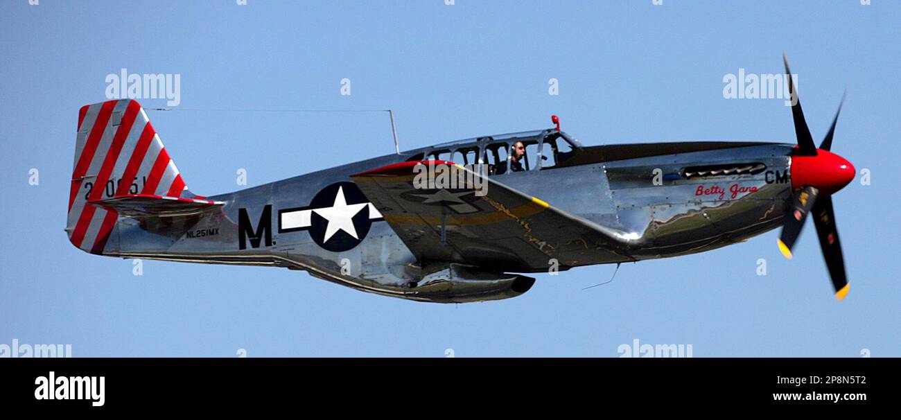 Pilot Chuck Gardner, of Orlando, Fl, flies a P-51c WWII fighter aircraft named "Betty Jane" with a passenger over Pound's field in Tyler, Texas on Sunday, March 29, 2009. The plane along with other WWII era aircraft, part of the Collings Foundation collection are touring the country offering rides on these historic aircraft, and will be in Denton, Arlington, and Dallas, Texas over the next week. (AP Photo/Dr. Scott M. Lieberman) Banque D'Images