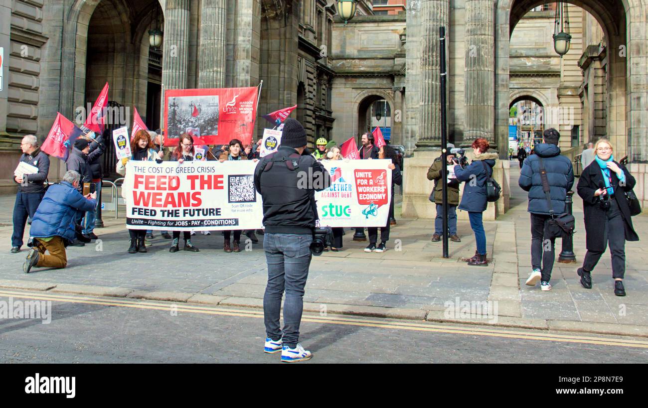 Glasgow, Écosse, Royaume-Uni 9th mars 2023. Des activistes lancent une campagne pour mettre fin à la faim dans les écoles à Glasgow manifestation à l’occasion de la Journée internationale des repas scolaires pour soutenir la campagne ‘repas scolaires’ Feed les jeunes gens protestent dans les chambres de la ville, auxquels se sont joints les manifestants syndicaux des résidents de wyndford qui ont défilé dans les chambres et posé dans la rue John, Crédit Gerard Ferry/Alay Live News Banque D'Images