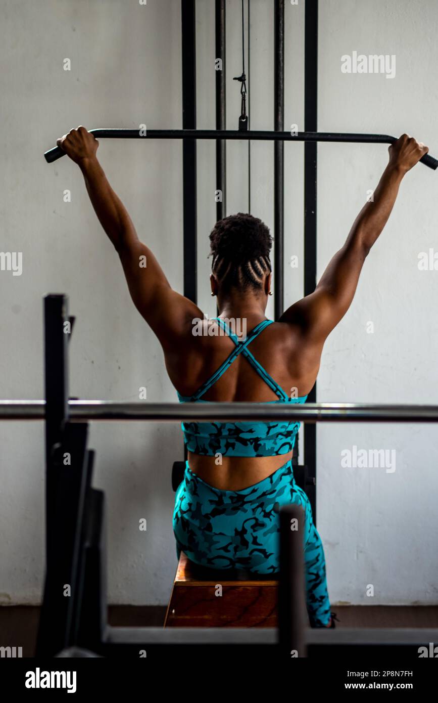 Portrait d'une femme musculaire faisant des exercices de traction pour les muscles du dos. Concept de santé. Banque D'Images