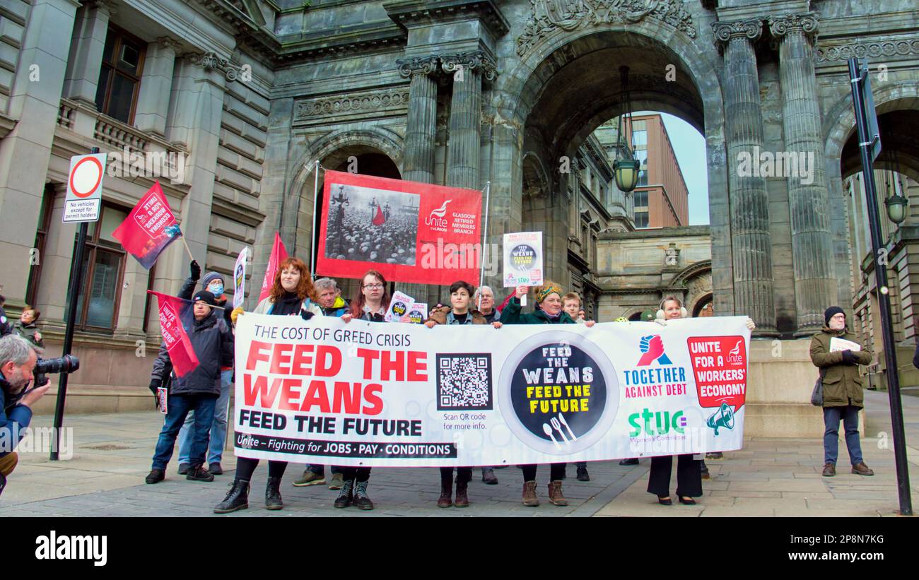 Glasgow, Écosse, Royaume-Uni 9th mars 2023. Des activistes lancent une campagne pour mettre fin à la faim dans les écoles à Glasgow manifestation à l’occasion de la Journée internationale des repas scolaires pour soutenir la campagne ‘repas scolaires’ Feed les jeunes gens protestent dans les chambres de la ville, auxquels se sont joints les manifestants syndicaux des résidents de wyndford qui ont défilé dans les chambres et posé dans la rue John, Crédit Gerard Ferry/Alay Live News Banque D'Images