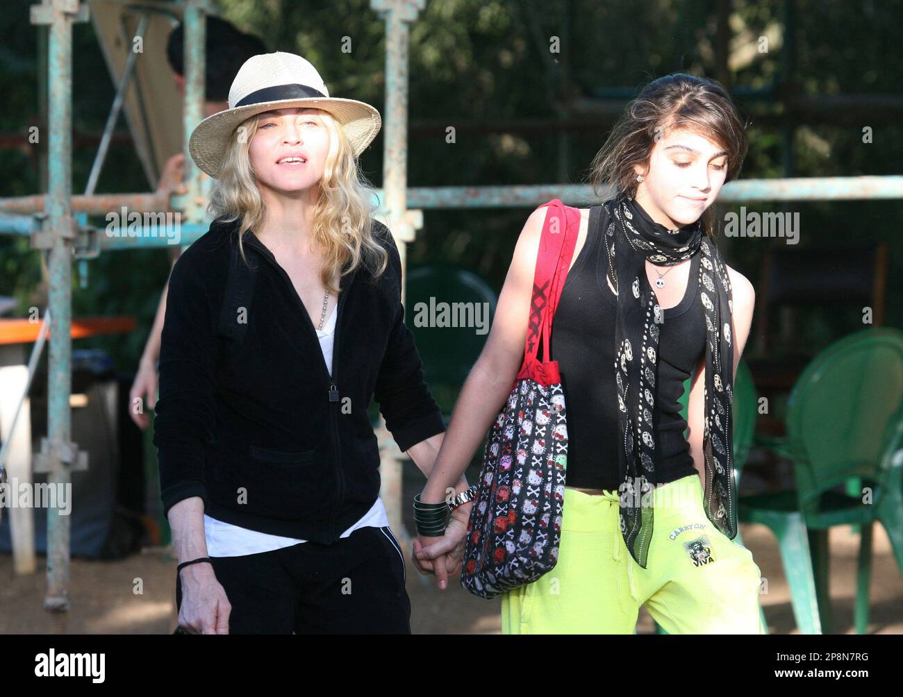 Pop star Madonna, left and her daughter Lourdes during a visit to Chinkhota village near Lilongwe, Sunday, March 29, 2009. Madonna arrived in Malawi Sunday in a bid to adopt a girl, according to a social welfare offical in Malawi. The girl would become the second child the pop star has adopted from the impoverished African country. (AP Photo/Tsvangirayi Mukwazhi) Banque D'Images