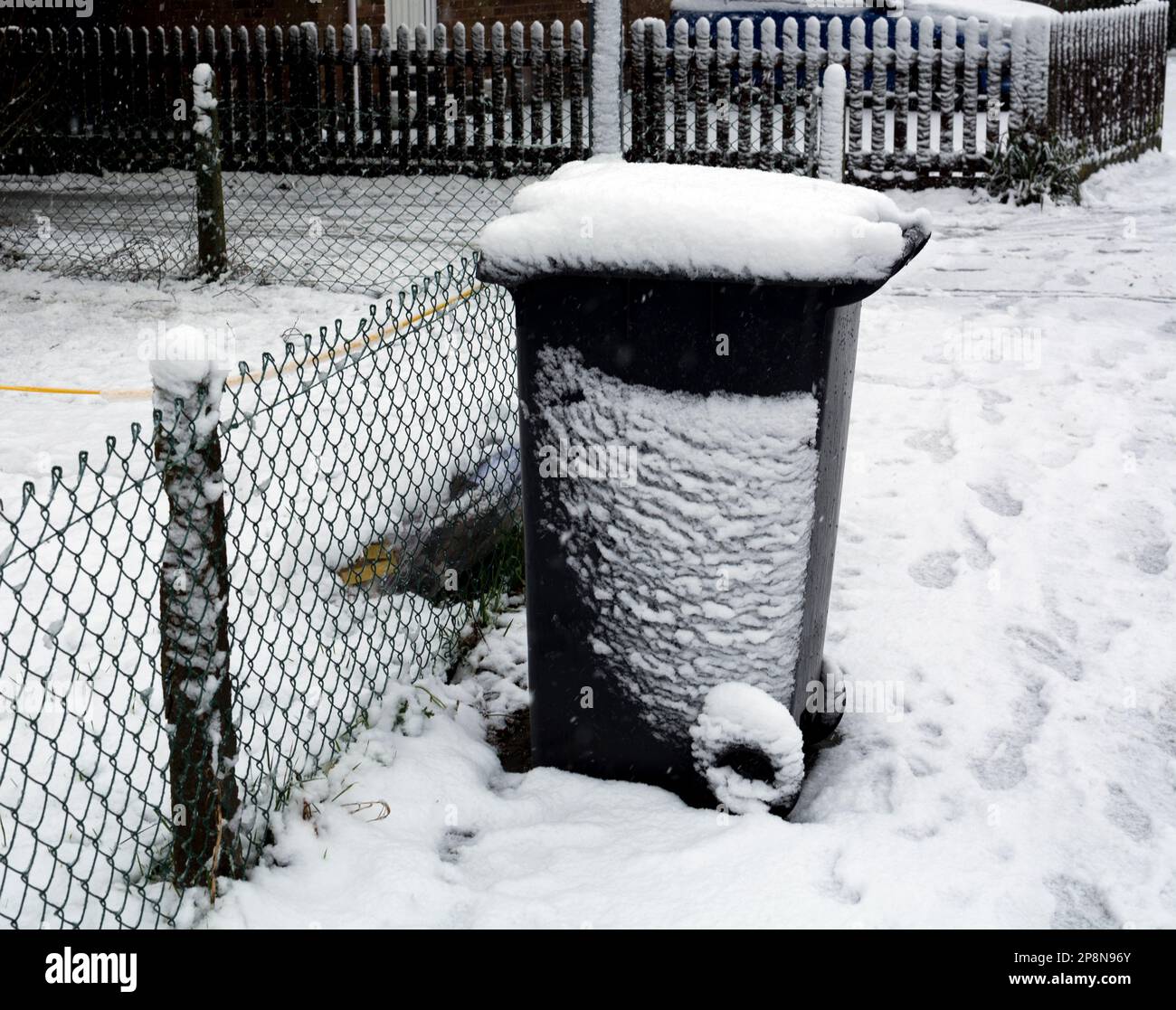 Poubelle non recyclable par temps enneigé, Warwick, Warwickshire, Angleterre, Royaume-Uni Banque D'Images