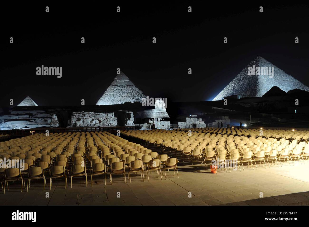 A night view of the site of the ancient Giza Pyramids ahead of switching off the lights for the Earth Hour, in Cairo, Egypt Saturday March 28, 2009. From an Antarctic research base to the Great Pyramids of Egypt and beyond, the world switched off the lights on Saturday for the second Earth Hour, dimming skyscrapers, city streets and some of the world's most recognizable monuments for 60 minutes to highlight the threat of climate change. (AP Photo/Nasser Nouri) Banque D'Images