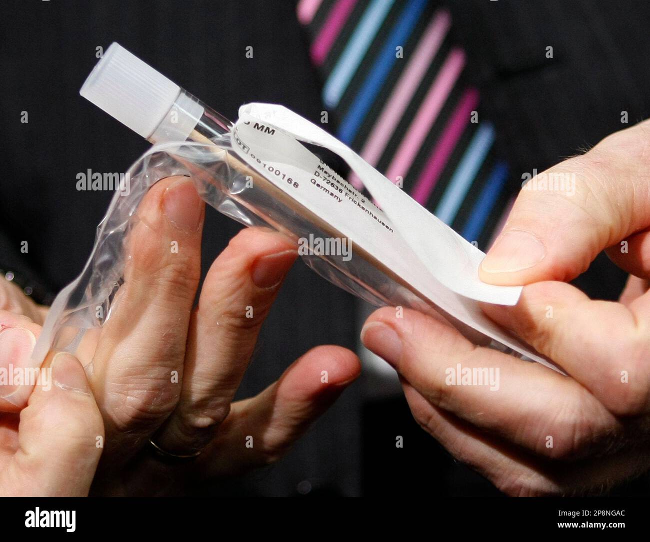 Guenther Knebel, Leiter der Abteilung Forschung der Greiner bioone GmbH, zeigt am Freitag, 27