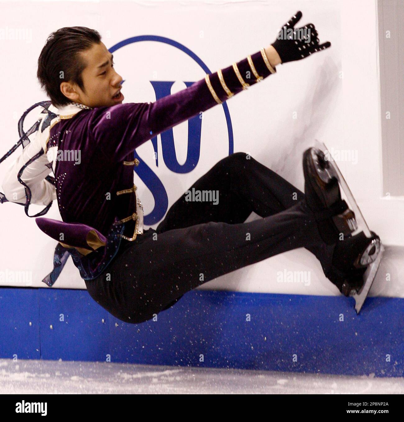 Nobunari Oda, of Japan, falls during the men's short program at the World Figure Skating Championships in Los Angeles, Wednesday, March 25, 2009. (AP Photo/The Canadian Press, Paul Chiasson) Banque D'Images