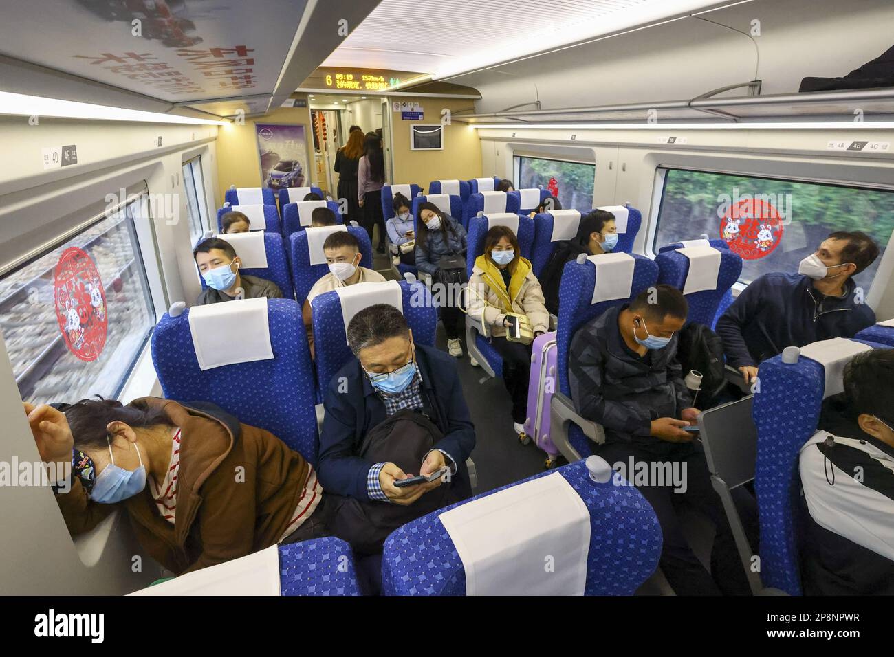 Les passagers du premier train se sont rendu à Guangzhou (G6552) à la gare de Hong Kong West Kowloon. Le train à grande vitesse (section de Hong Kong) reprend ses services de court-courrier à Guangzhou pour la première fois en trois ans après que Beijing ait assoupli la restriction anti-pandémie pour Covid-19. 15JAN23 SCMP/Dickson Lee Banque D'Images