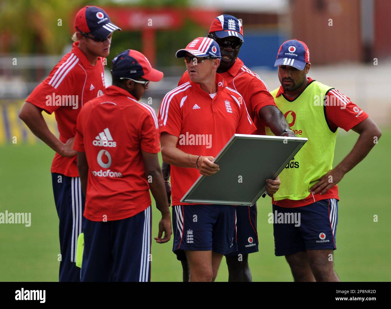 England's interim cricket coach Andy Flower, center, gives instructions to his players during training at Kensington Oval in Bridgetown, Barbados, Wednesday, March 25, 2009. England will face West Indies in a third One-Day International cricket match on Friday. (AP Photo/Chris Brandis) Banque D'Images