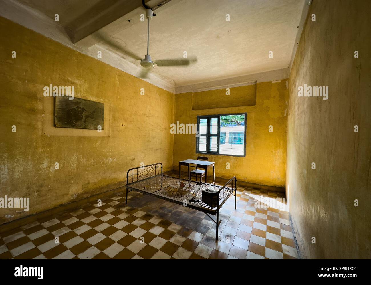 Un bâti de lit en acier dans une cellule de torture converti d'une ancienne classe scolaire dans le musée de la torture et du génocide de Tuol Sleng ou S-21 à Phnom Penh, Cambo Banque D'Images