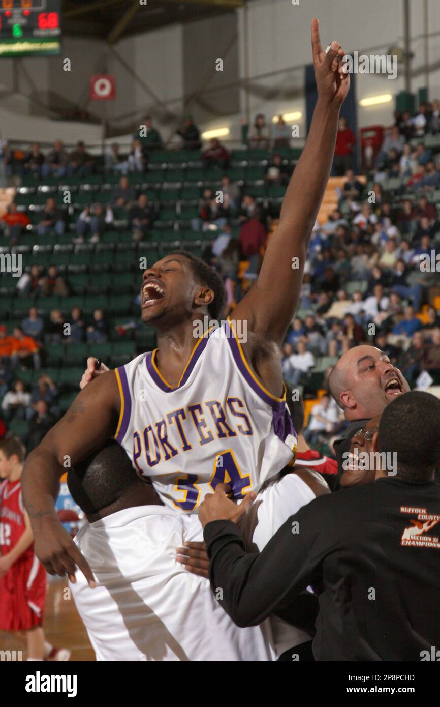 Greenport's Ryan Creighton (34) celebrates after beating Maple Grove in the New York State Public High School Athletic Association Boys Basketball Championships Class D semifinal game in Glens Falls, N.Y., on Friday, March 20, 2009. Greenport won, 73-69(AP Photo/Joe Lippincott) Banque D'Images