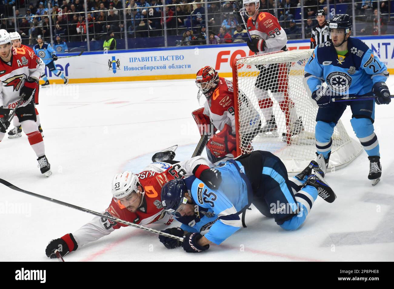 Novosibirsk, Russie. 08th mars 2023. Ligue de hockey Kontinental (KHL). Saison de la coupe Gagarine 2022/2023. 1/4 finales de la Conférence de l'est. Match entre les équipes 'Sibir' (région de Novosibirsk) et 'Avangard' (Omsk) au stade 'Sibir'. Le joueur d'équipe Sibir Taylor Beck (deuxième à partir de la droite) et le joueur d'équipe Avangard Bogdan Kiselevitch (à gauche) pendant le match. 08.03.2023 Russie, Novosibirsk crédit photo: Vlad Nekrasov/Kommersant/Sipa USA crédit: SIPA US/Alay Live News Banque D'Images