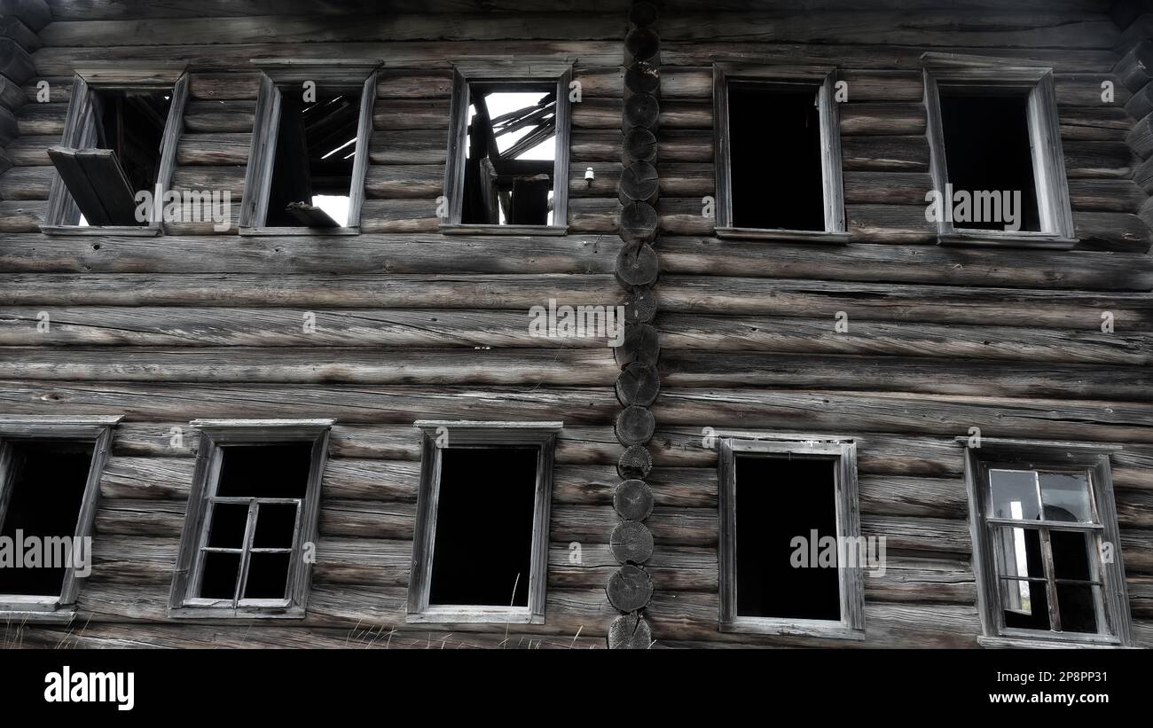 Maison en rondins de deux étages de la fin de 19th et du début de 20th siècle. La maison est abandonnée et détruite actuellement Banque D'Images