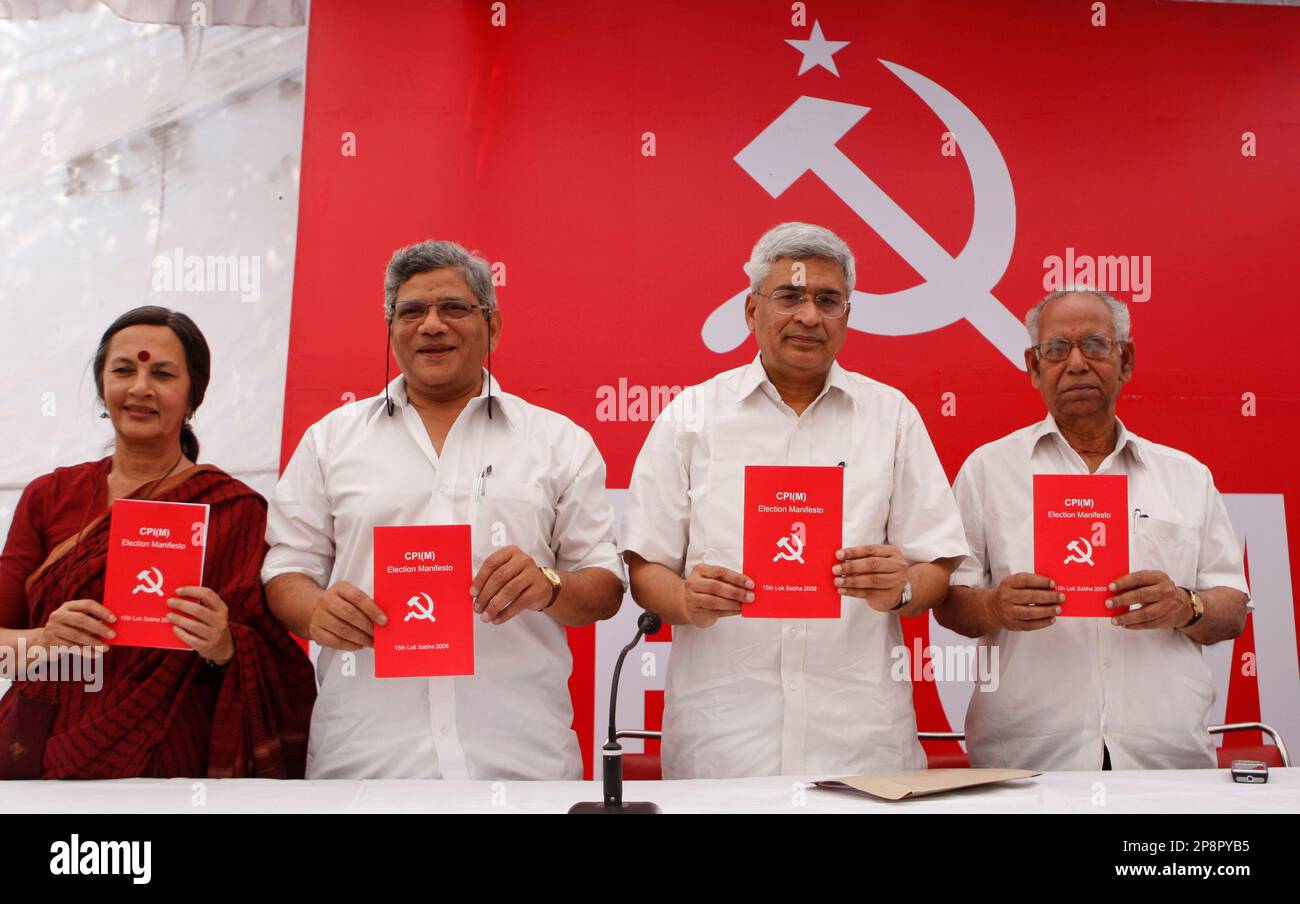 Communist Party of India (Marxist), or CPI(M) leaders, from left to right, Brinda Karat, Sitaram Yechury, Prakash Karat and Mohammed Amin release the party manifesto ahead of general elections in New Delhi, India, Monday, March 16, 2009. Elections in India will be held in five phases beginning in April as the current government's five-year term ends. (AP Photo/Saurabh Das) Banque D'Images