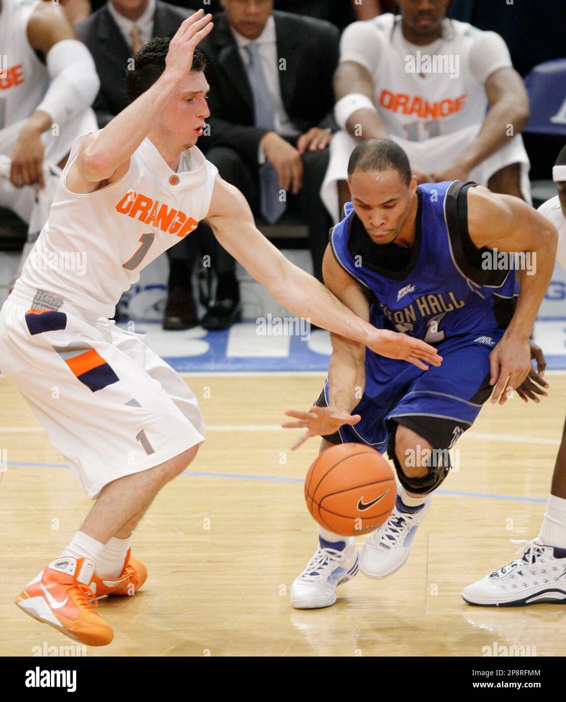 Seton Hall's Paul Gause, right, drives to the lane under pressure from Syracuse's Andy Rautins in the first half of an NCAA college basketball game in the second round of the Big East men's tournament Wednesday, March 11, 2009, at Madison Square Garden in New York. (AP Photo/Julie Jacobson) Banque D'Images