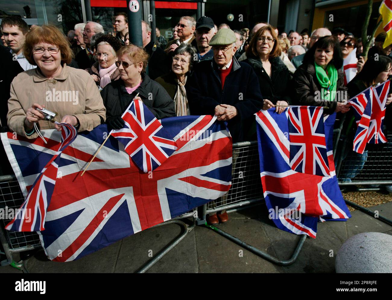 People gather to see British soldiers from the 2nd Battalion, The Royal Anglian Regiment, parading through the town of Watford, England, Wednesday March 11, 2009. The regiment recently back from a tour of duty in Afghanistan received a hostile reception when they paraded in the town of Luton Tuesday March 10 from a small number of anti-war demonstrators. There were no incidents on Wednesday. (AP Photo/Lefteris Pitarakis) Banque D'Images
