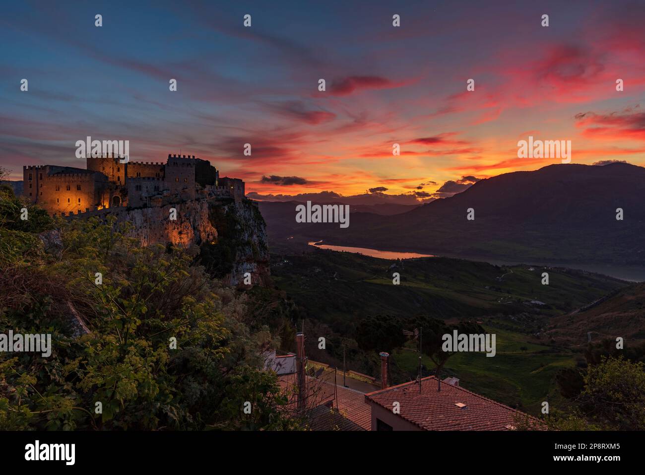 Vue panoramique du château de Caccamo au crépuscule, Sicile Banque D'Images