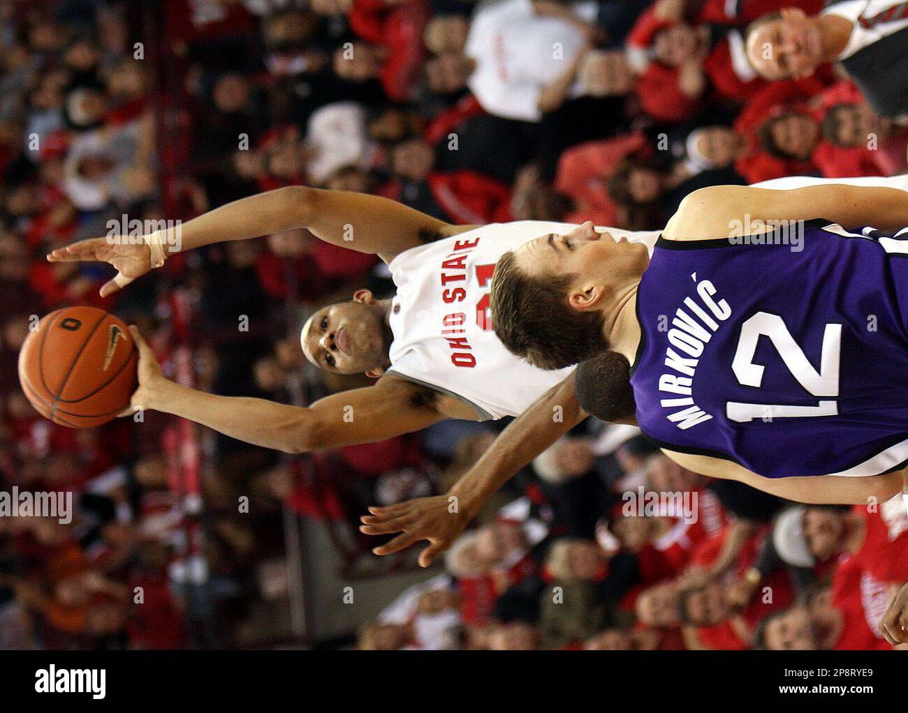 Ohio State's Evan Turner, top, shoots over Northwestern's Sterling Williams (obscured) and Luka Mirkovic (12) late in the second half of an NCAA college basketball game Sunday, March 8, 2009. Ohio State won 52-47. (AP Photo/Terry Gilliam) Banque D'Images