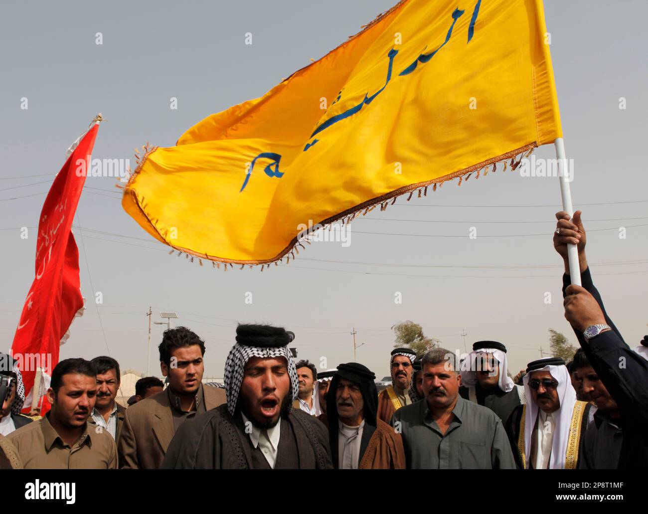 Iraqi Sunni tribal leaders carry the flag of the most powerful Sunni tribe, the Duleimi tribe as they arrive to a national reconciliation meeting in the village of Rashidiyah, some 20 kilometers (12 miles) north of Baghdad, Iraq, Sunday, March 8, 2009. The flag reads - The Duleimi. (AP Photo/Karim Kadim) Banque D'Images
