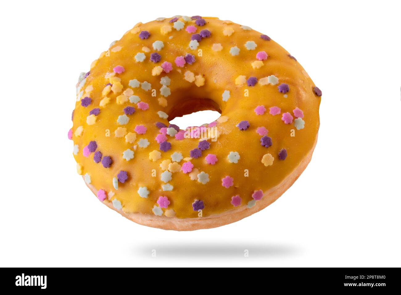 Donut de Pâques ou donut avec glaçage et pralines colorées isolées sur blanc, chemin de coupure inclus Banque D'Images