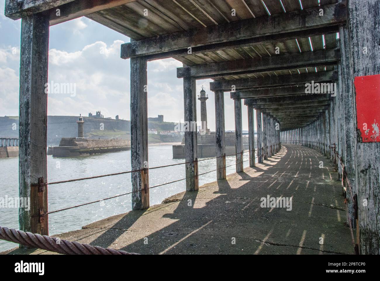 L'imposante structure de la jetée en bois au port de Whitby dans le ...