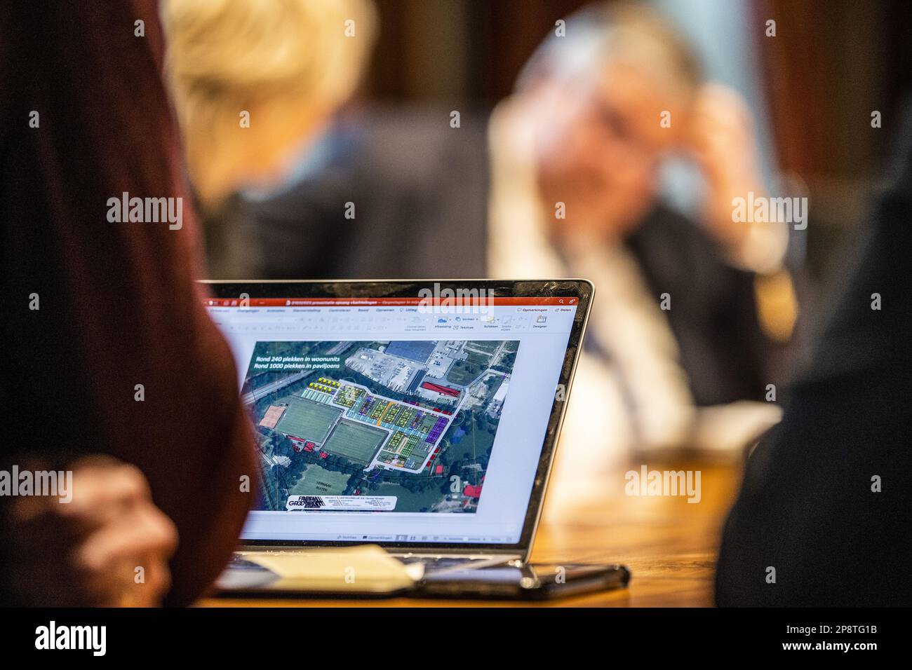 NIMÈGUE - le maire Hubert Bruls de Nimègue parle à la presse. Il y aura un grand refuge pour réfugiés au parc sportif Winkelsteeg. ANP VINCENT JANNINK pays-bas sortie - belgique sortie Banque D'Images