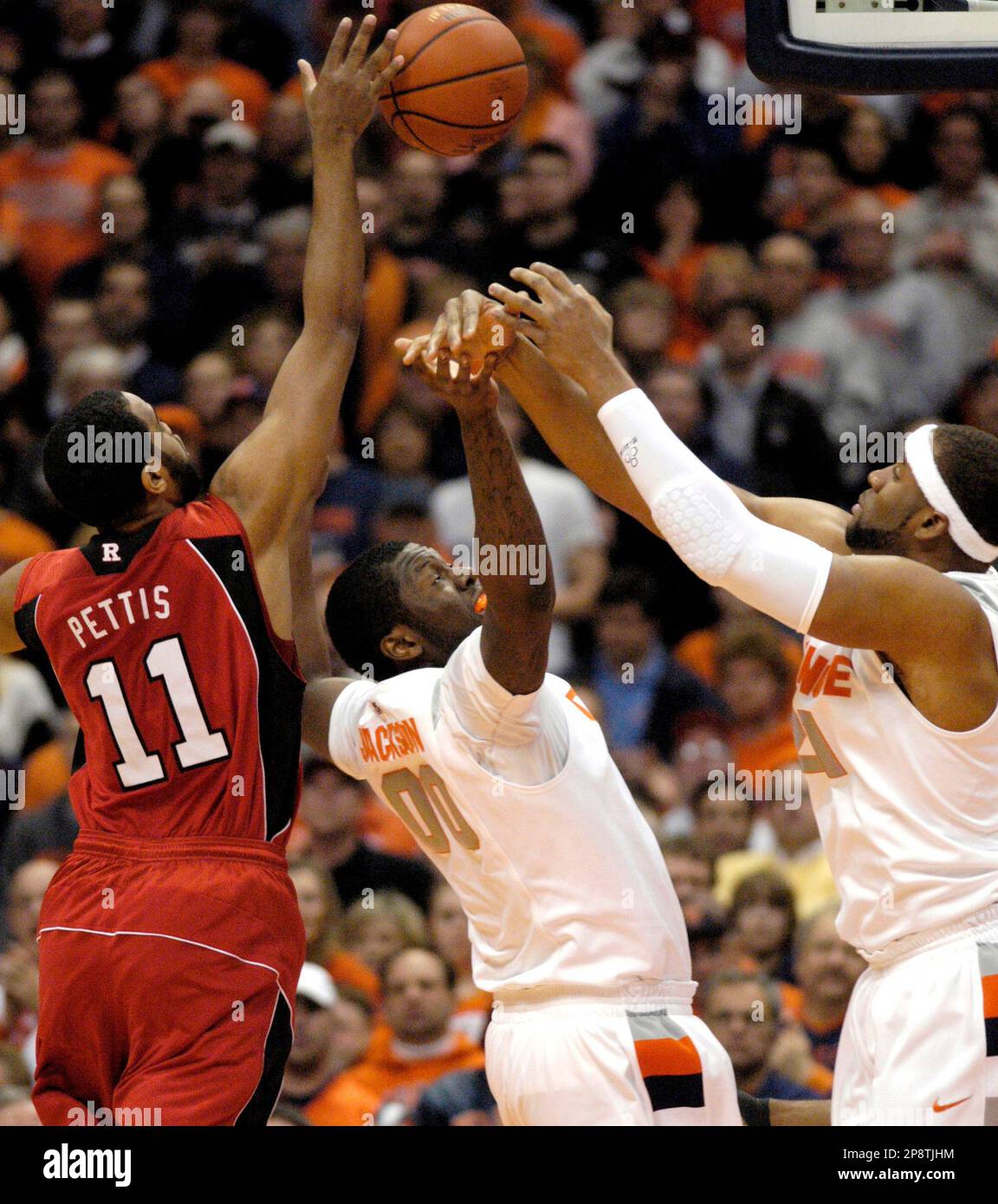 Rutgers' Earl Pettis, left, battles Syracuse's Rick Jackson, center, and Arinze Onuaku for a rebound during the first half of an NCAA college basketball game in Syracuse, N.Y., Tuesday, March 3, 2009. (AP Photo/Kevin Rivoli) Banque D'Images