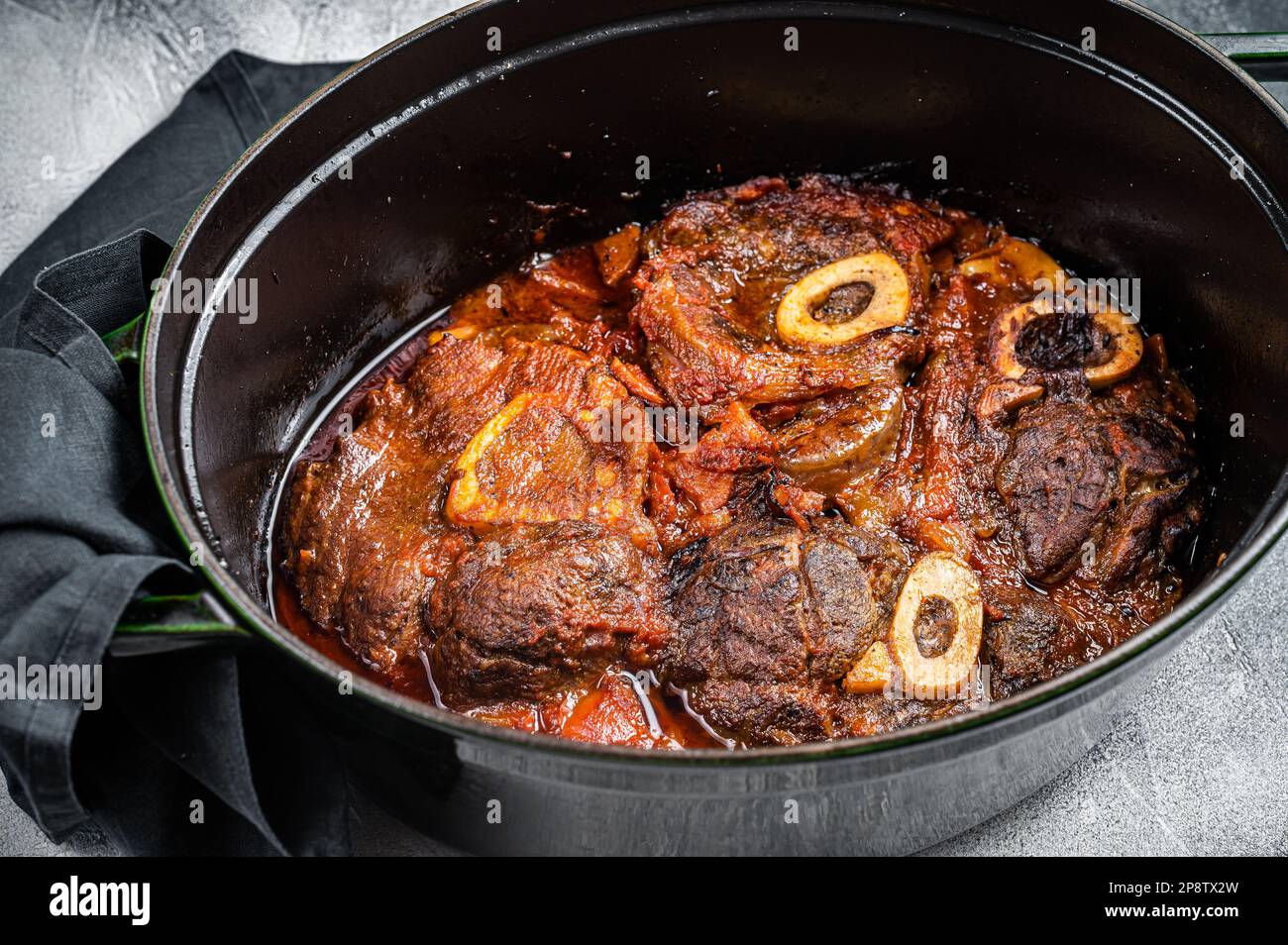 Osso buco coupe transversale de jarret de veau braisé avec tomates et épices, viande de boeuf Ossobuco. Arrière-plan blanc. Vue de dessus. Banque D'Images