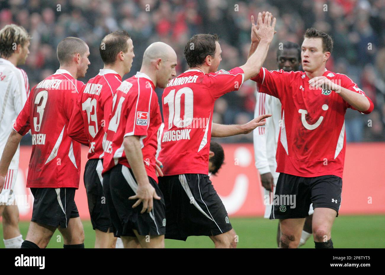 Hanover's Leon Andreasen, Jan Schlaudraff, Jiri Steiner, Arnold Bruggink and Hanno Balitsch, from left, react after Bruggink scored during the German first division Bundesliga soccer match between Hanover 96 and Bayer Leverkusen in Hanover, Germany, on Saturday, Feb. 28, 2009. (AP Photo/Joerg Sarbach) **EDS Note German Spelling of Hanover is Hannover ** **NO MOBILE USE UNTIL 2 HOURS AFTER THE MATCH, WEBSITE USERS ARE OBLIGED TO COMPLY WITH DFL-RESTRICTIONS, SEE INSTRUCTIONS FOR DETAILS ** Banque D'Images