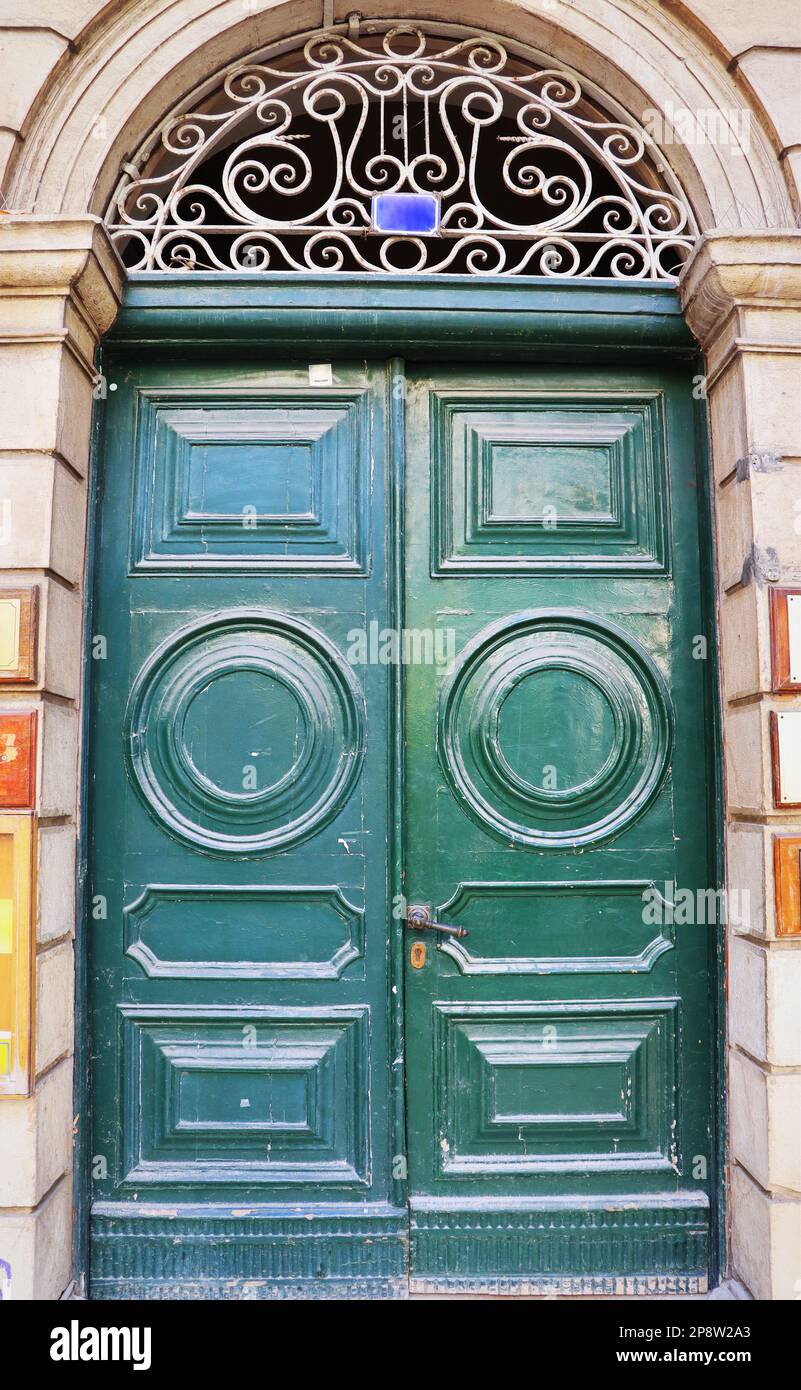 Arrière-plan du ressort. Un jardin de légumes moderne avec des lits à visière surélevée . Lits surélevés jardinage dans un jardin urbain Banque D'Images