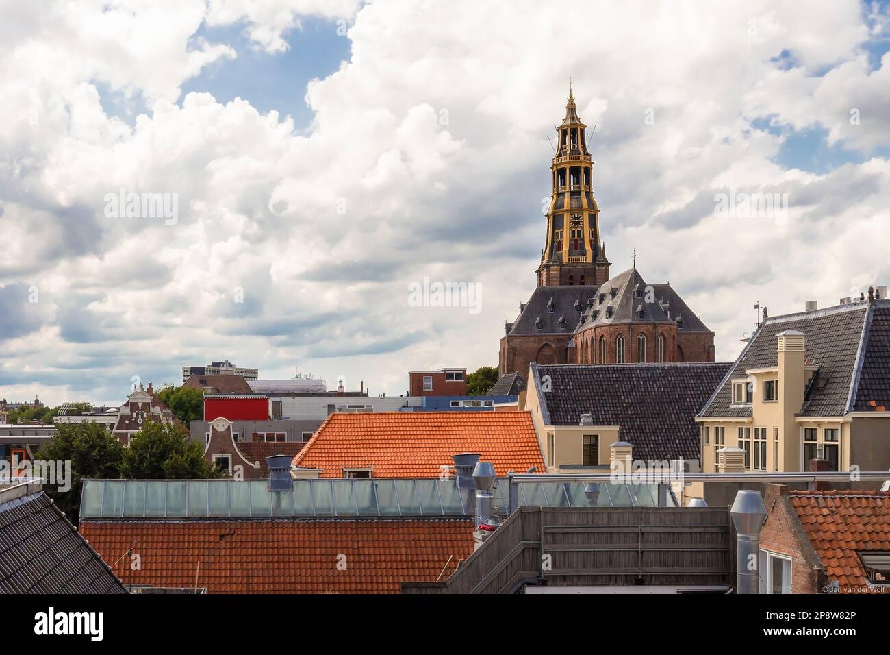 Paysage urbain de Groningen avec vue sur l'église historique Der AA. Banque D'Images