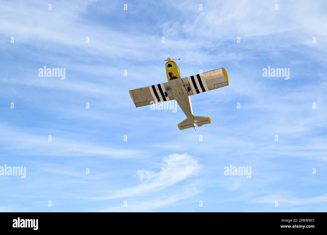 Un seul moteur avion ultraléger volant dans le ciel bleu avec des nuages blancs Banque D'Images