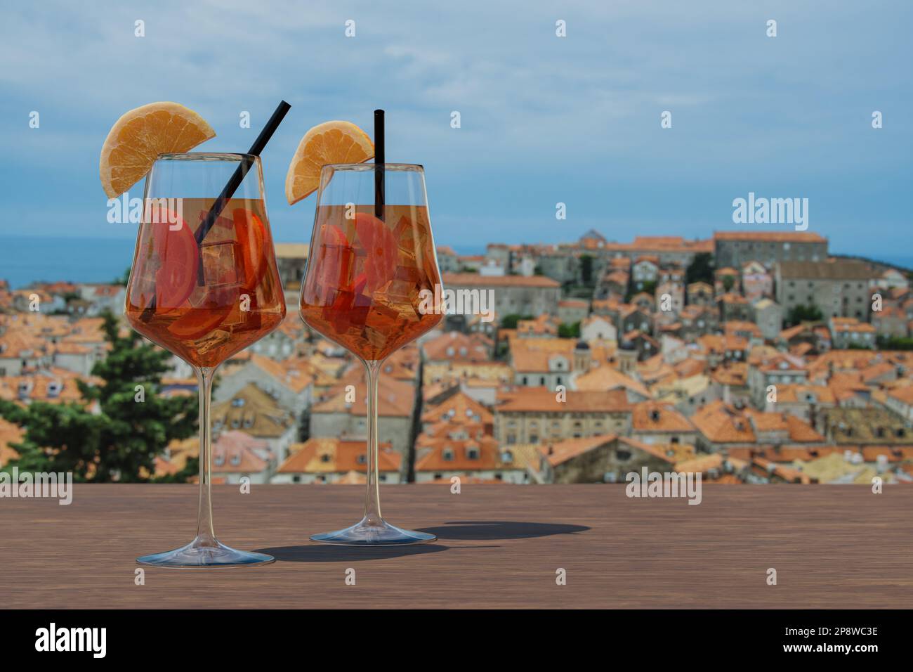 Deux verres de cocktail Spritz avec vue sur les toits rouges et la mer bleue depuis le mur de la ville de Dubrovnik, Dubrovnik, Croatie. Banque D'Images