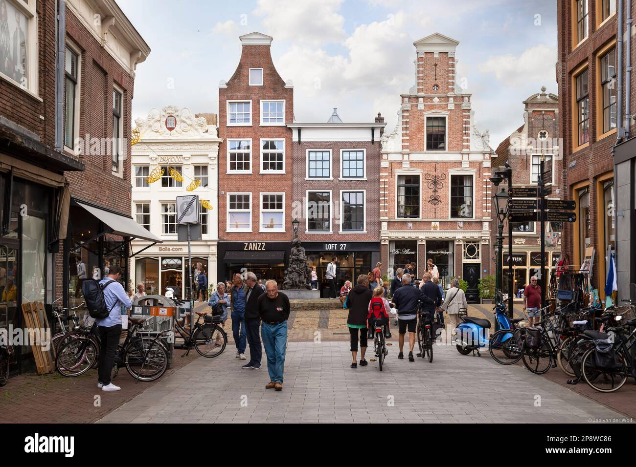 Vie urbaine dans le centre agréable d'Alkmaar. Banque D'Images