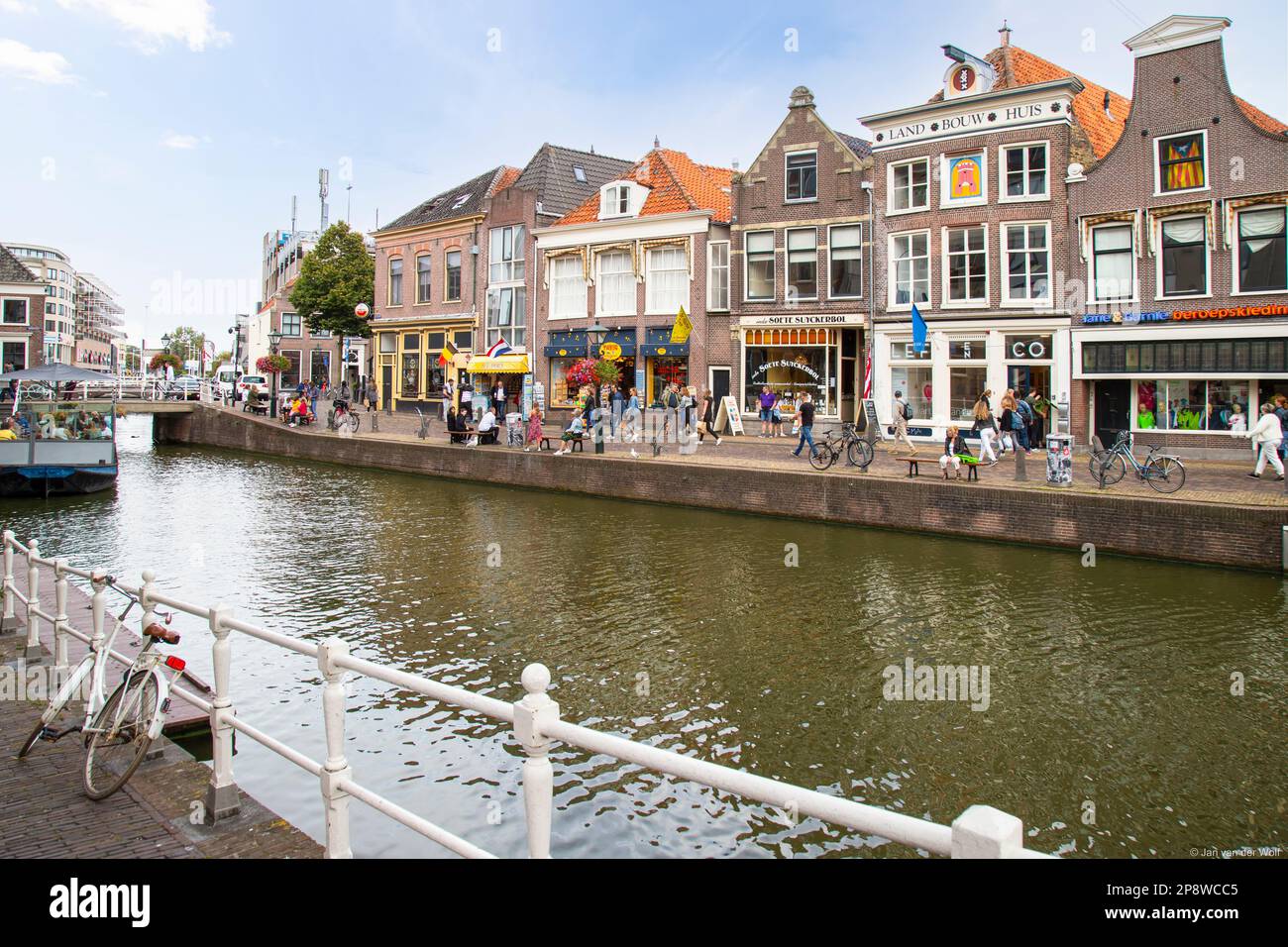 Petite rue confortable le long du canal dans le centre d'Alkmaar. Banque D'Images