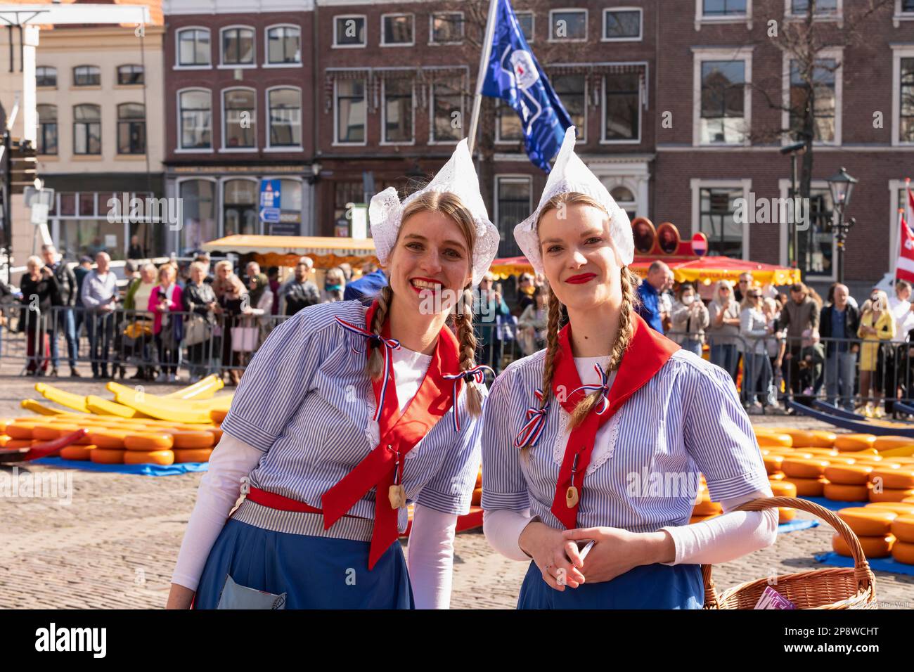 Les fromagères hollandaises au premier marché du fromage à Alkmaar de l'année 2022. Banque D'Images